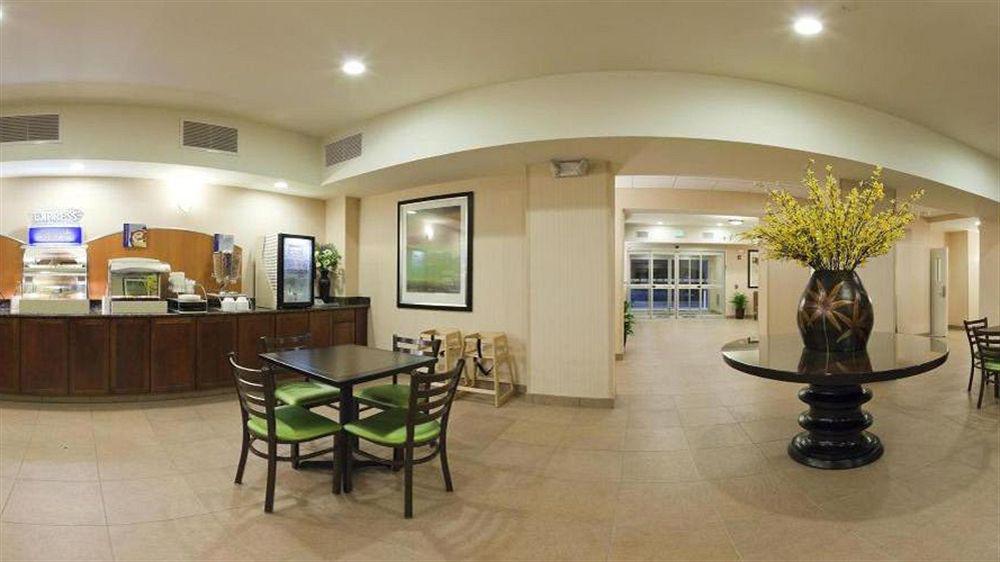 Holiday Inn Express & Suites North Topeka Eksteriør bilde