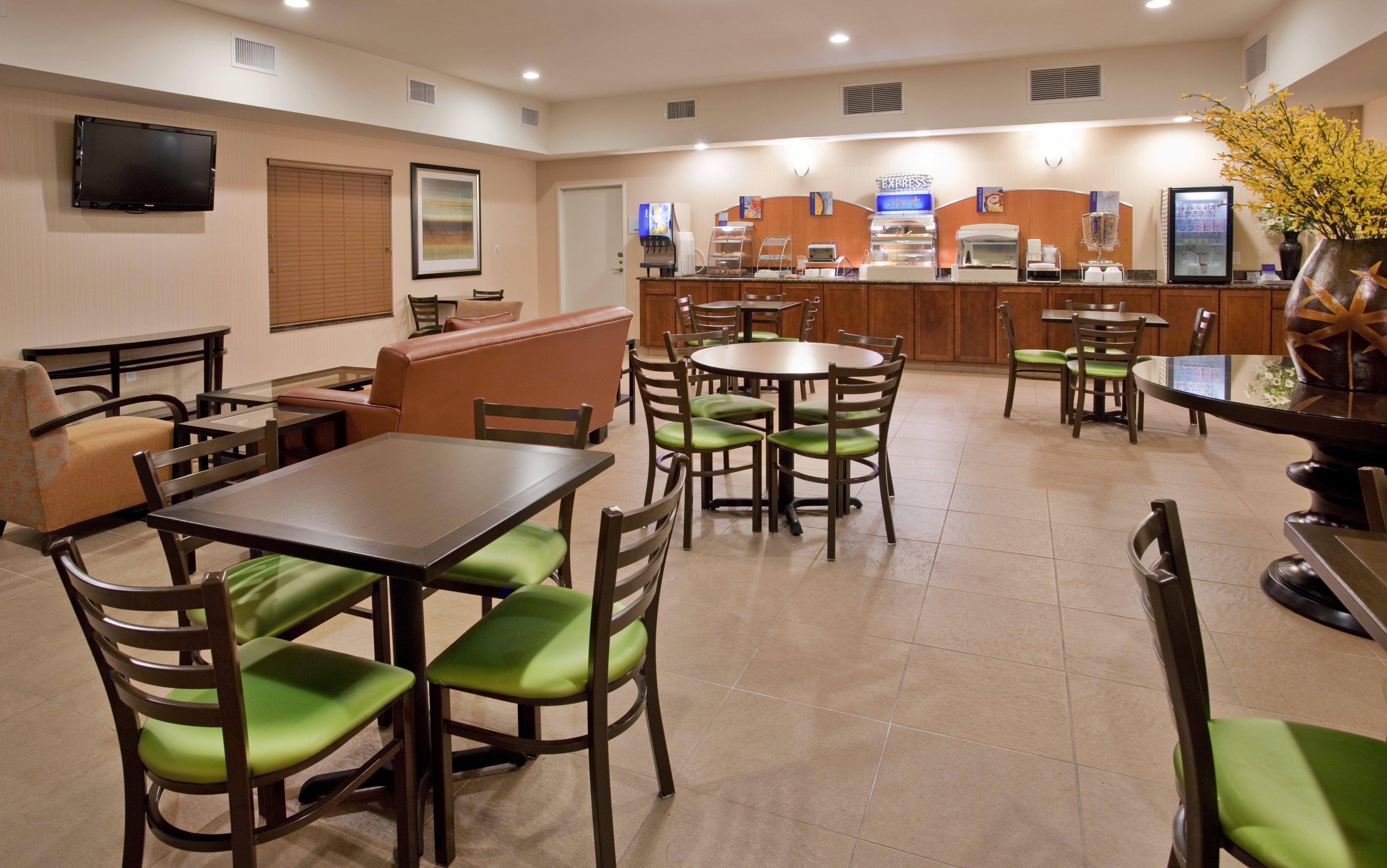 Holiday Inn Express & Suites North Topeka Eksteriør bilde