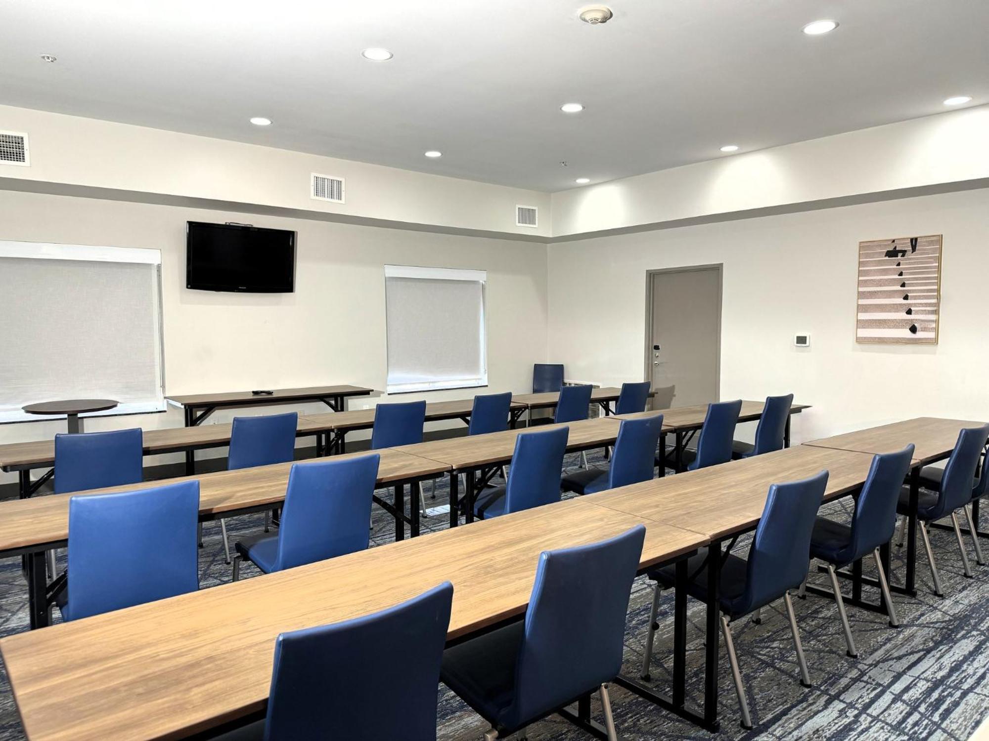 Holiday Inn Express & Suites North Topeka Eksteriør bilde