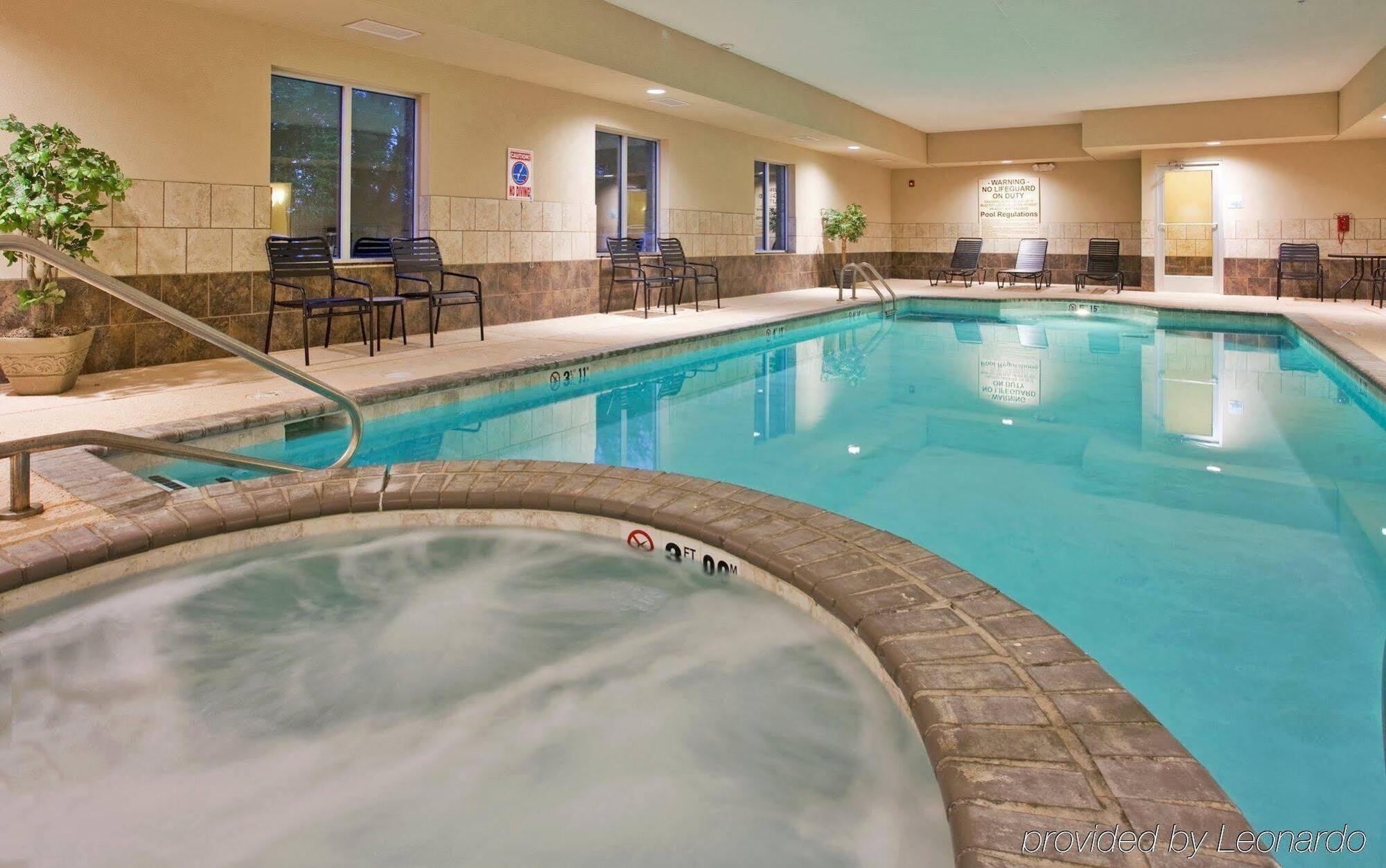 Holiday Inn Express & Suites North Topeka Eksteriør bilde